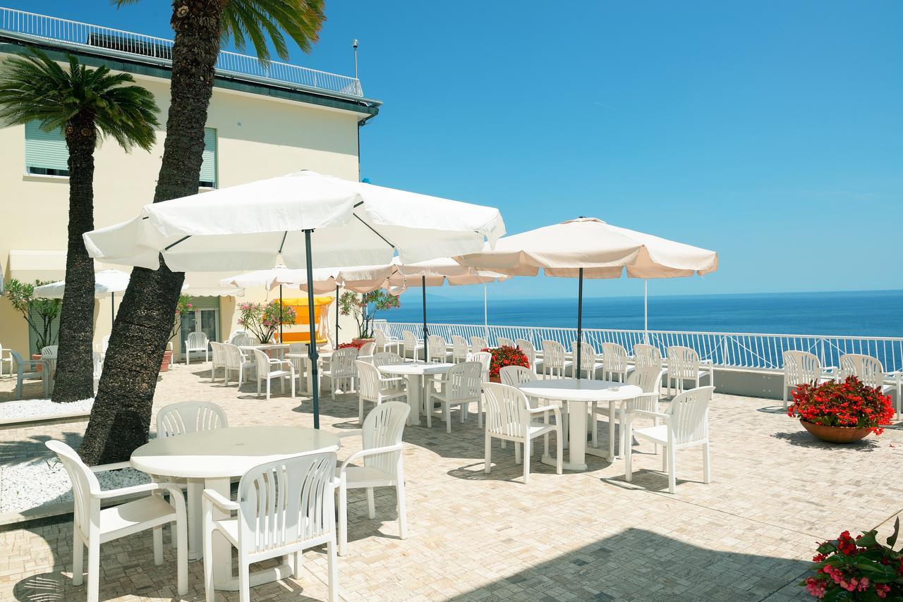 Hôtel Casa Fatebenefratelli à Varazze Extérieur photo