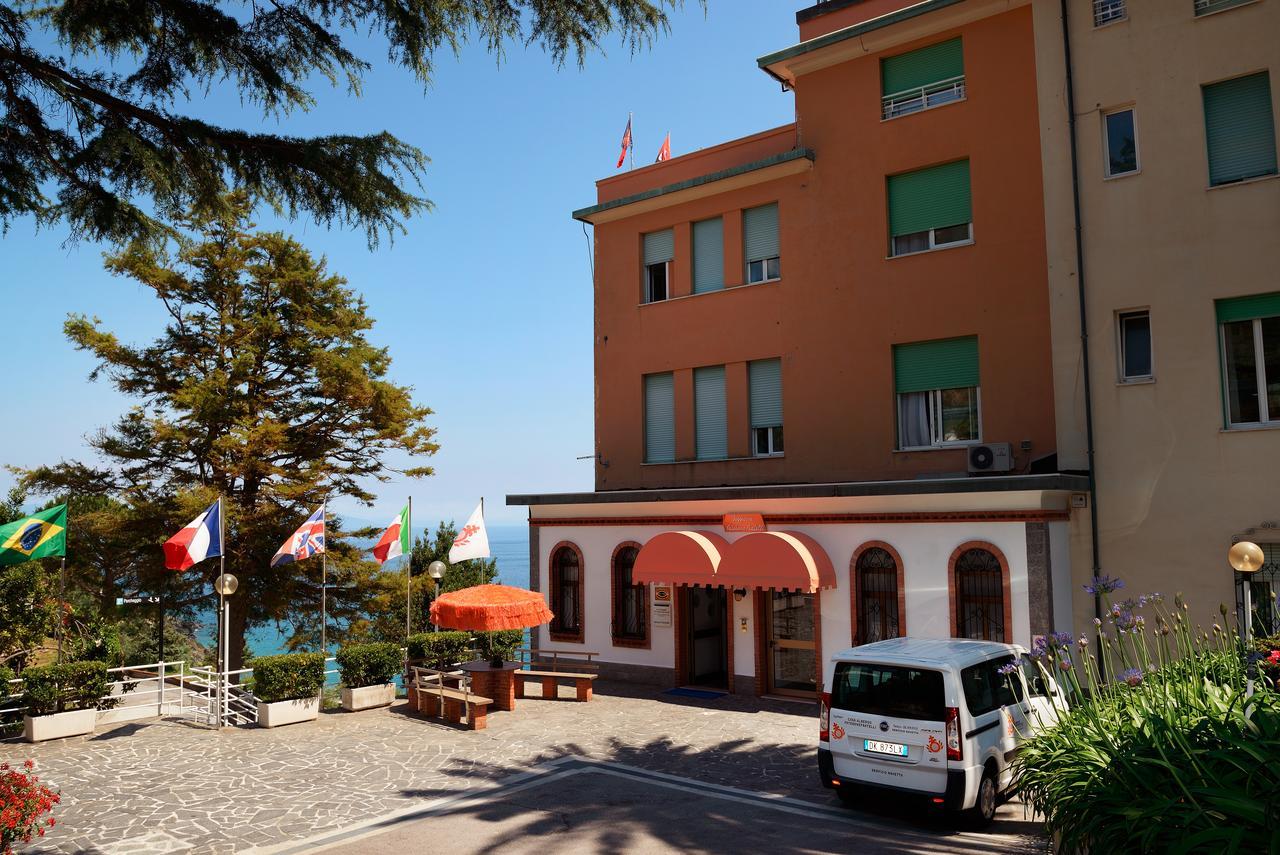 Hôtel Casa Fatebenefratelli à Varazze Extérieur photo