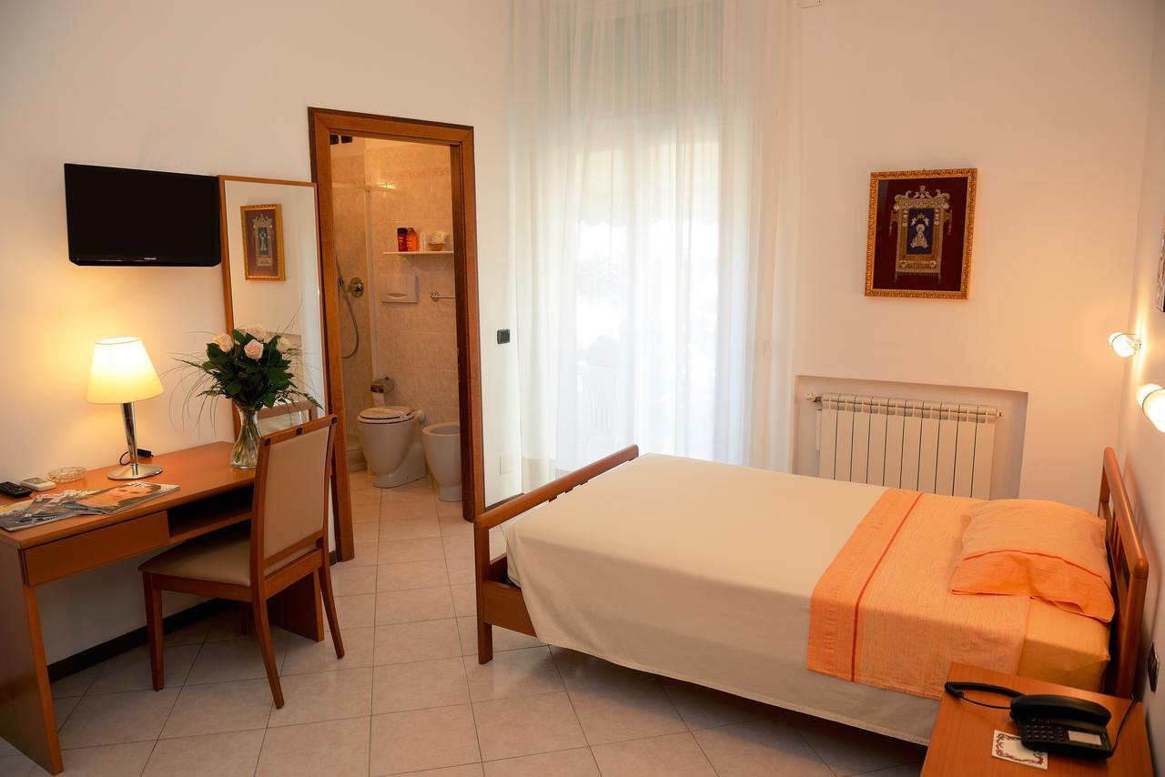 Hôtel Casa Fatebenefratelli à Varazze Extérieur photo