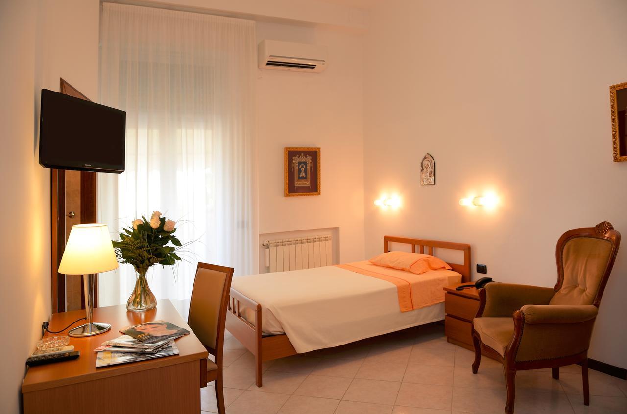 Hôtel Casa Fatebenefratelli à Varazze Extérieur photo